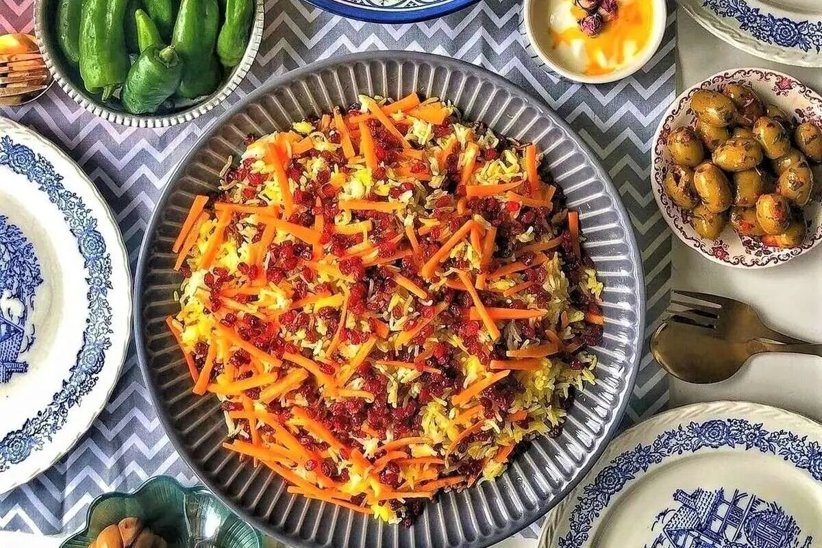 طرز تهیه هویج پلو با مرغ و زرشک؛ غذای سنتی، خوش‌رنگ و خوش‌طعم ایرانی