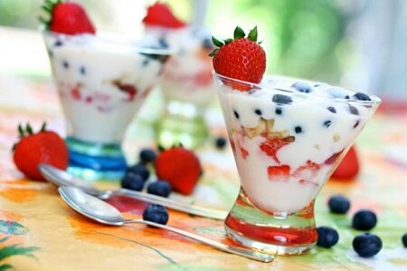 ماست میوه ای رژیمی؛ میان وعده سالم و مفید برای دستگاه گوارش و تقویت استخوان‌ها