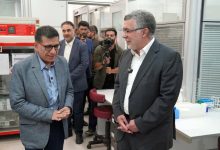 ادای احترام نظامی دو جانباز ناوشکن دنا به تیم سلامت