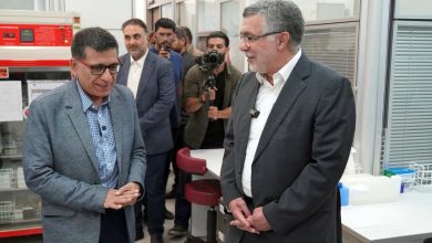 ادای احترام نظامی دو جانباز ناوشکن دنا به تیم سلامت ادای احترام نظامی دو جانباز ناوشکن دنا به تیم سلامت