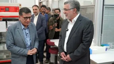 ادای احترام نظامی دو جانباز ناوشکن دنا به تیم سلامت