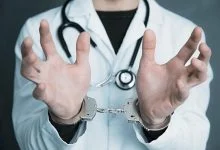 پشت پرده تخلفات پنهان سلامت؛ حبس و جریمه در انتظار پزشک‌نماهای مجازی