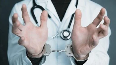پشت پرده تخلفات پنهان سلامت؛ حبس و جریمه در انتظار پزشک‌نماهای مجازی
